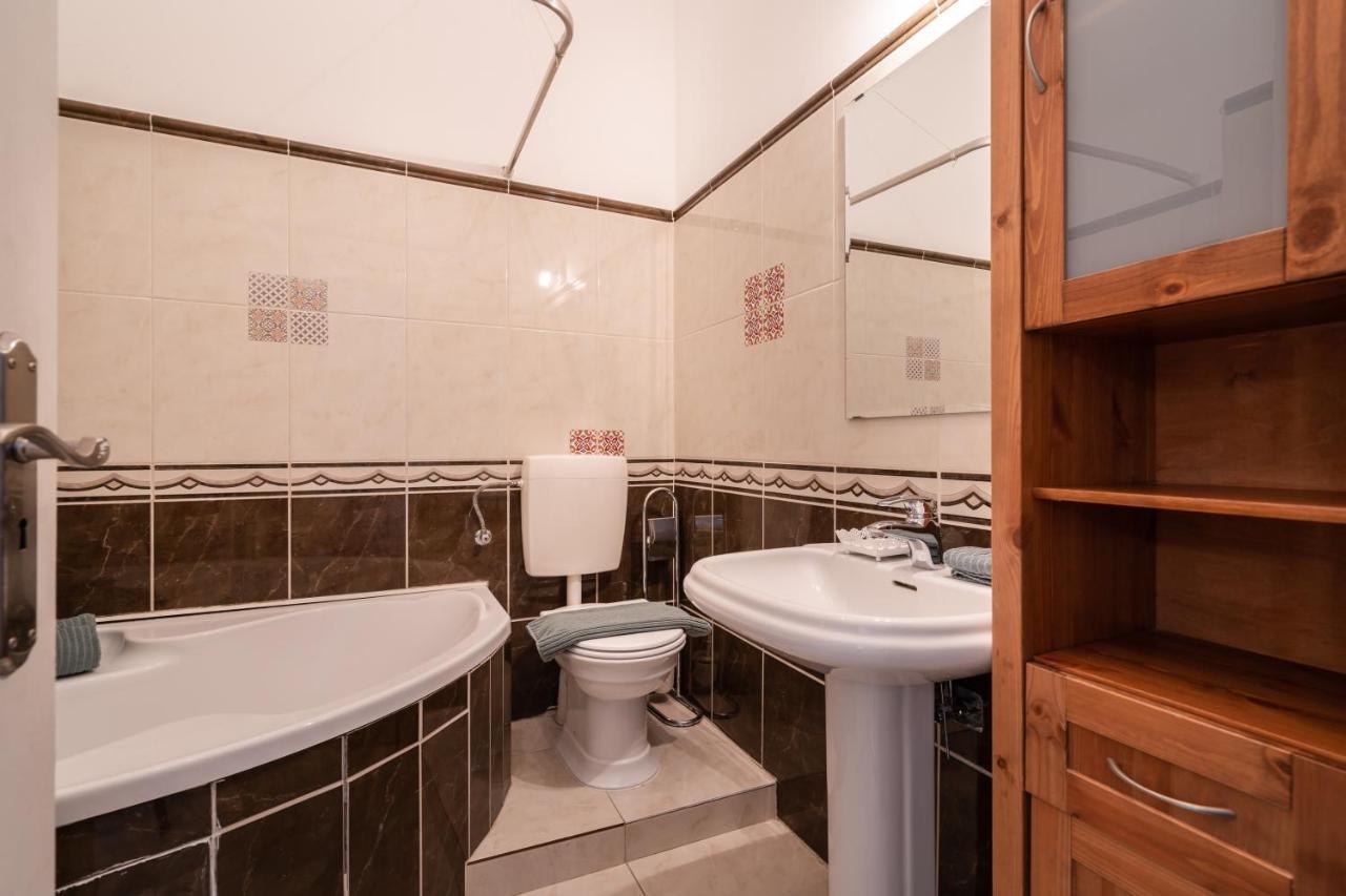 K10 - Kazinczy Street Heritage - Location By Bqa Apartament *